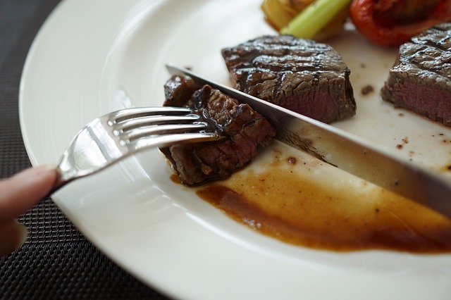 Ein Teller mit verschiedenen Steaksorten im Steak Out Restaurant